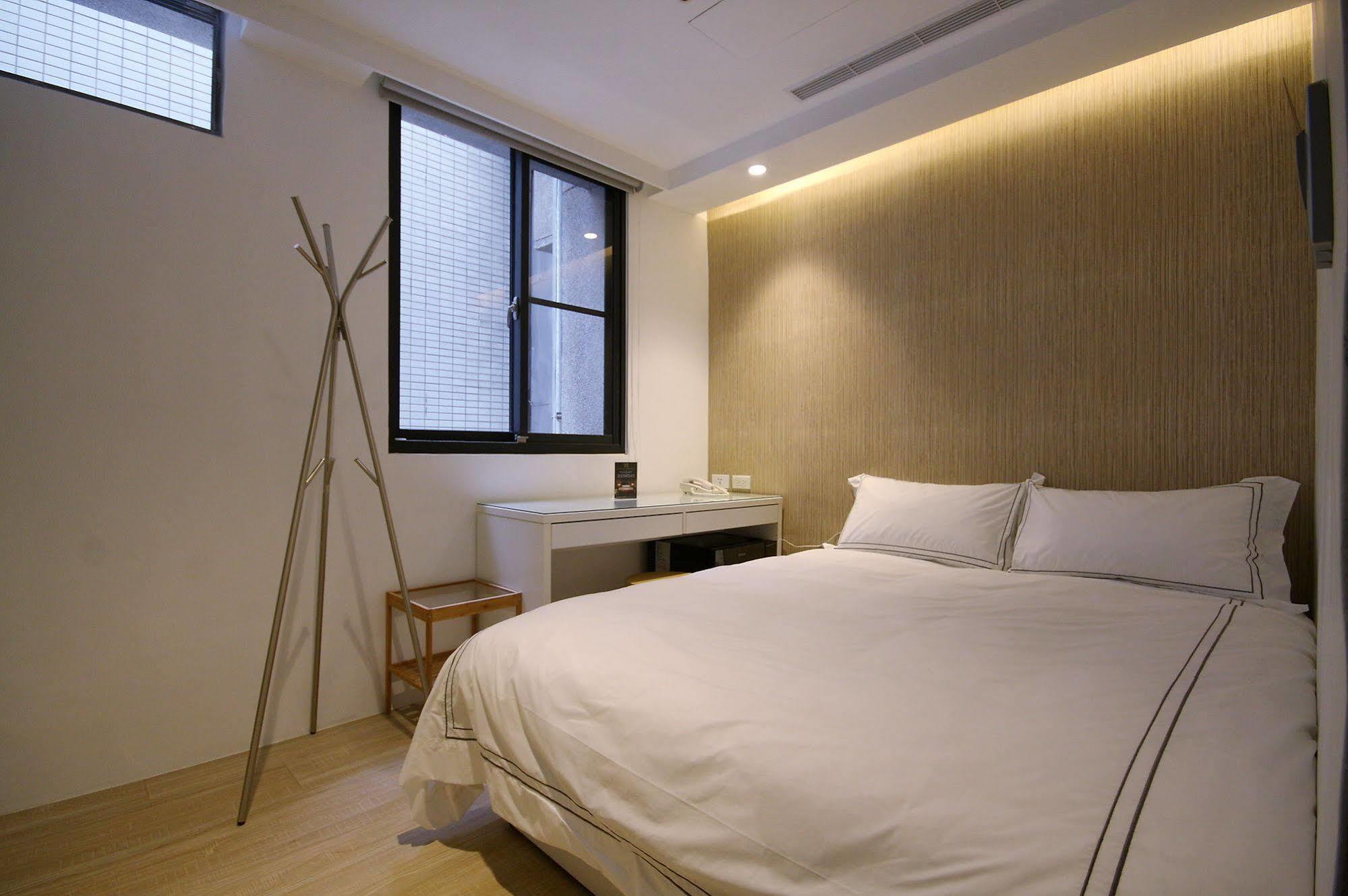 Mini West Hotel Taichung Exterior foto