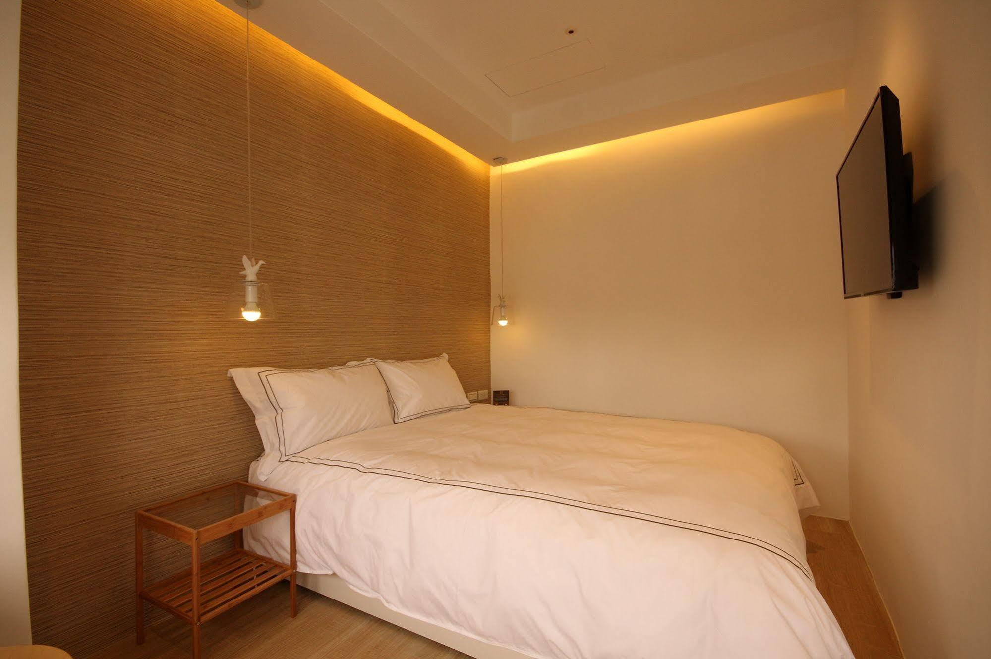 Mini West Hotel Taichung Exterior foto